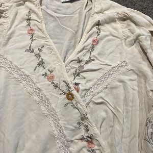 DEX 3XL PEASANT CROSS OVER BLOUSE IVORY WITH STITCHED FLOWERS. TIE AT SIDE.